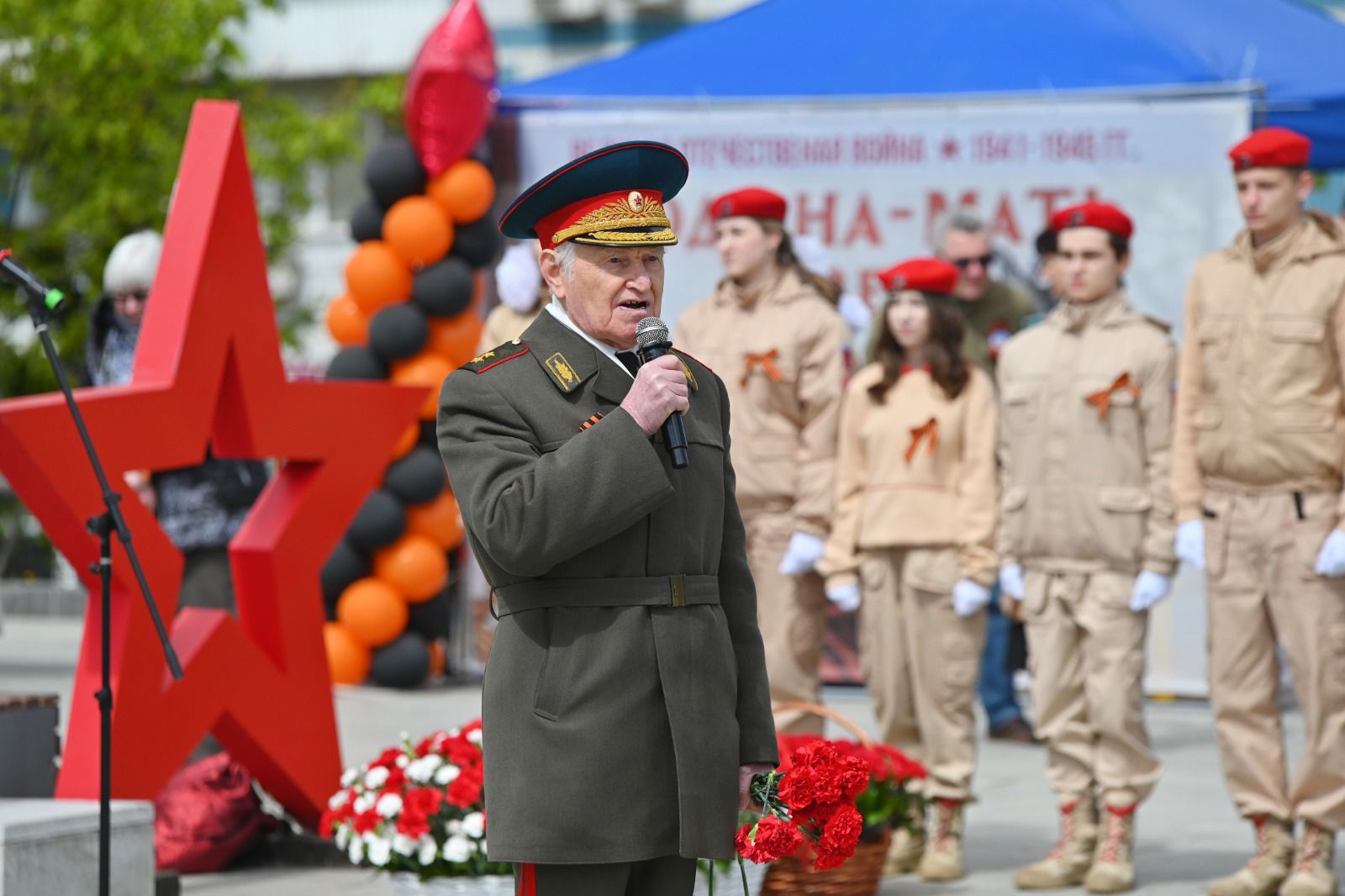На площади Защитников Неба в Крылатском прошло памятное мероприятие ко Дню Победы