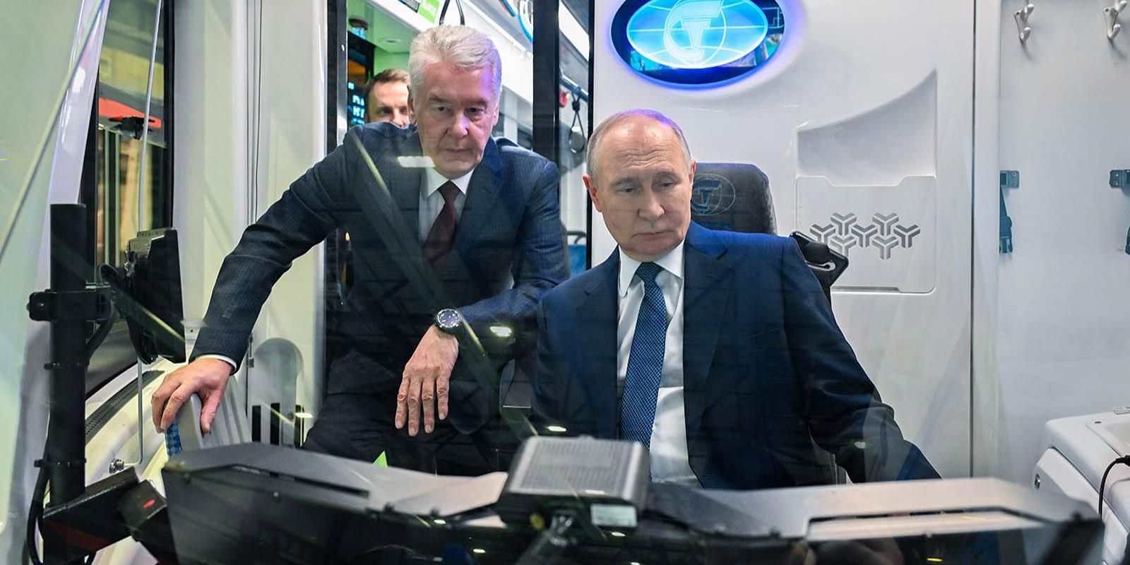 Владимир Путин и Сергей Собянин дали старт тестированию беспилотного поезда метро